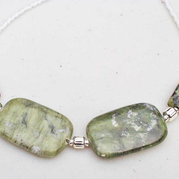 SERPENTINE AGATE NECKLACE, 18 INCHES LONG, GREENS WITH SILVER TONE BEADS & WHITE - Picture 2 of 2